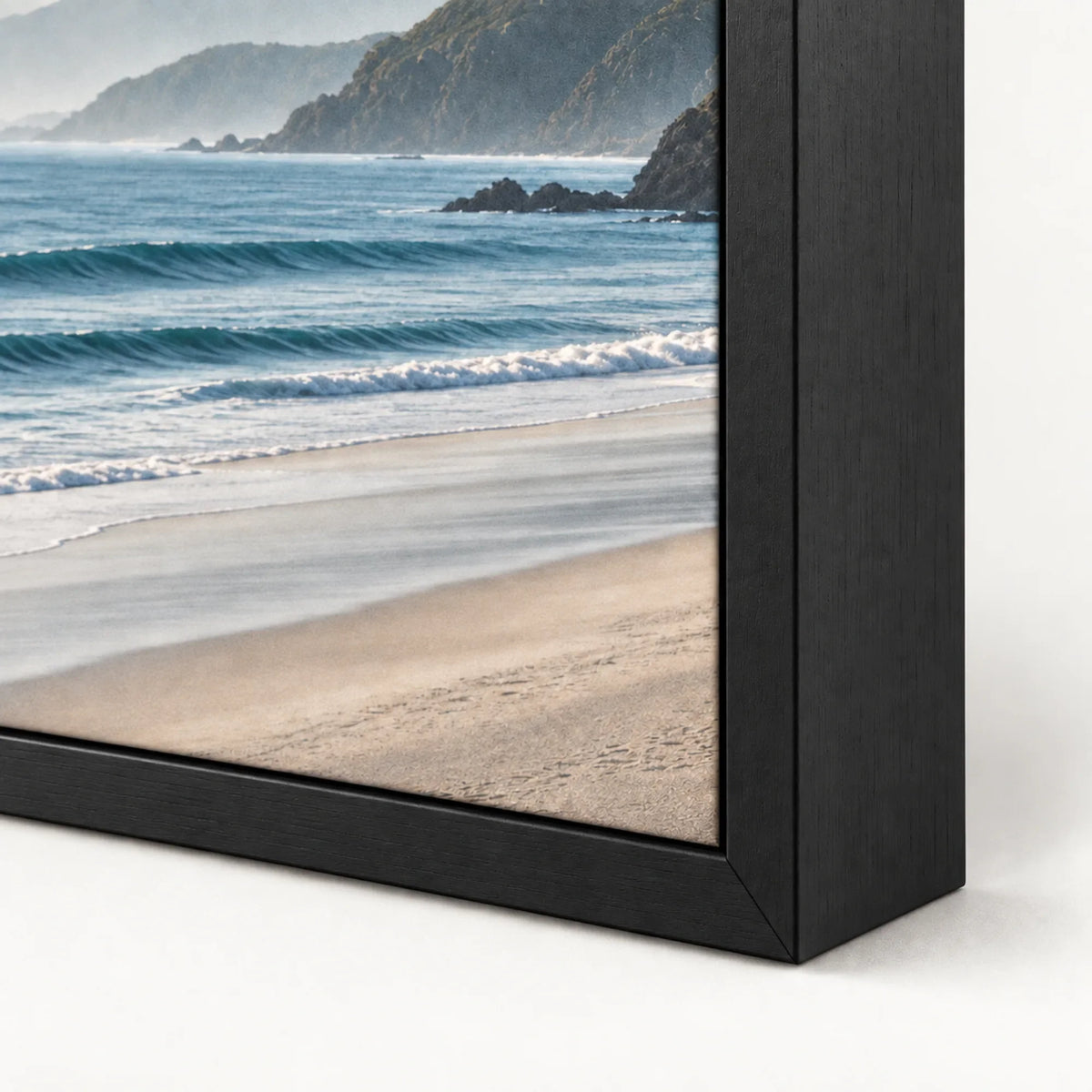 Materialillustration: PIX Hybrid mit bedruckter PET-Front und schwarzem Holzrahmen.
