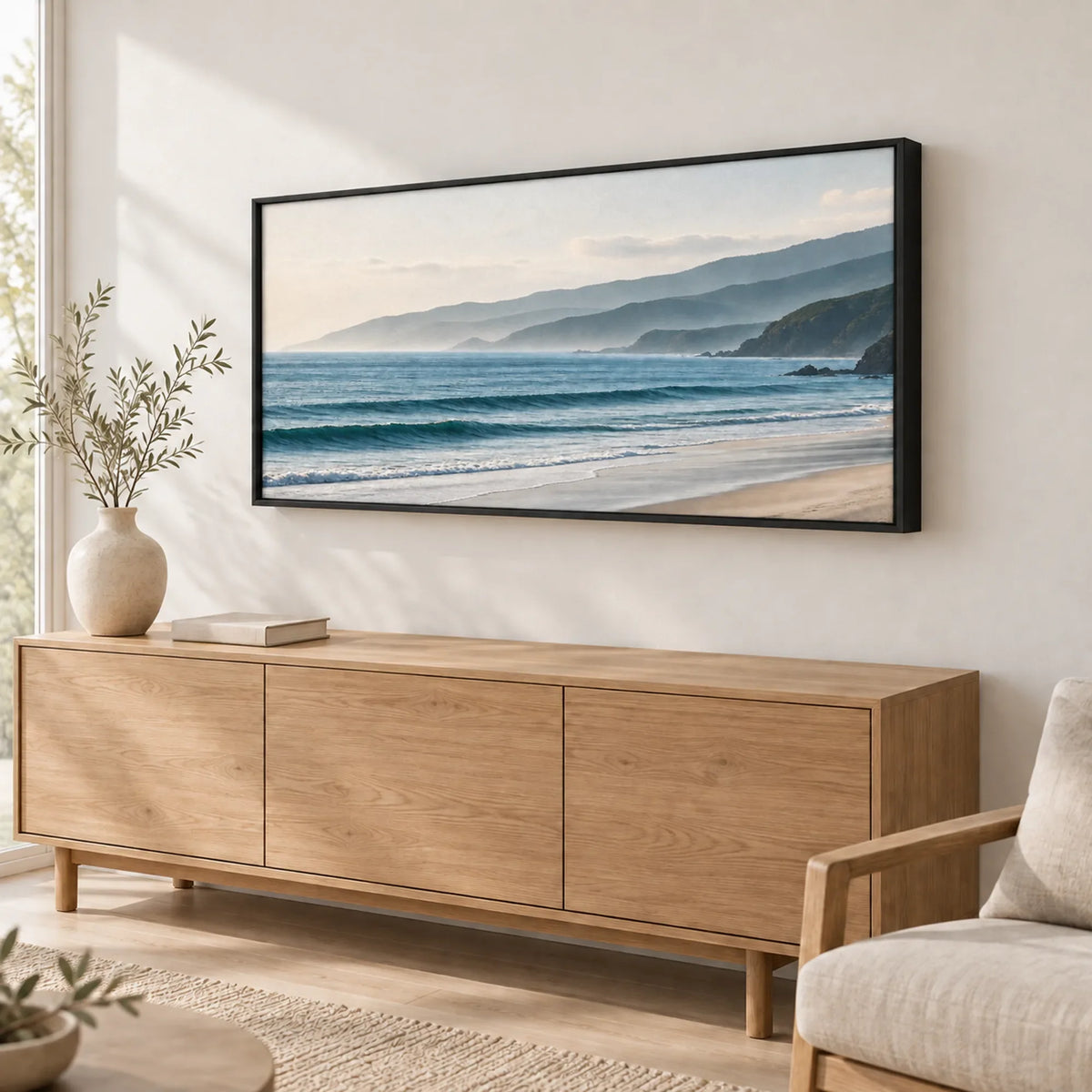 PIX Hybrid mit Landschaftsmotiv über einem Eichen-Sideboard.