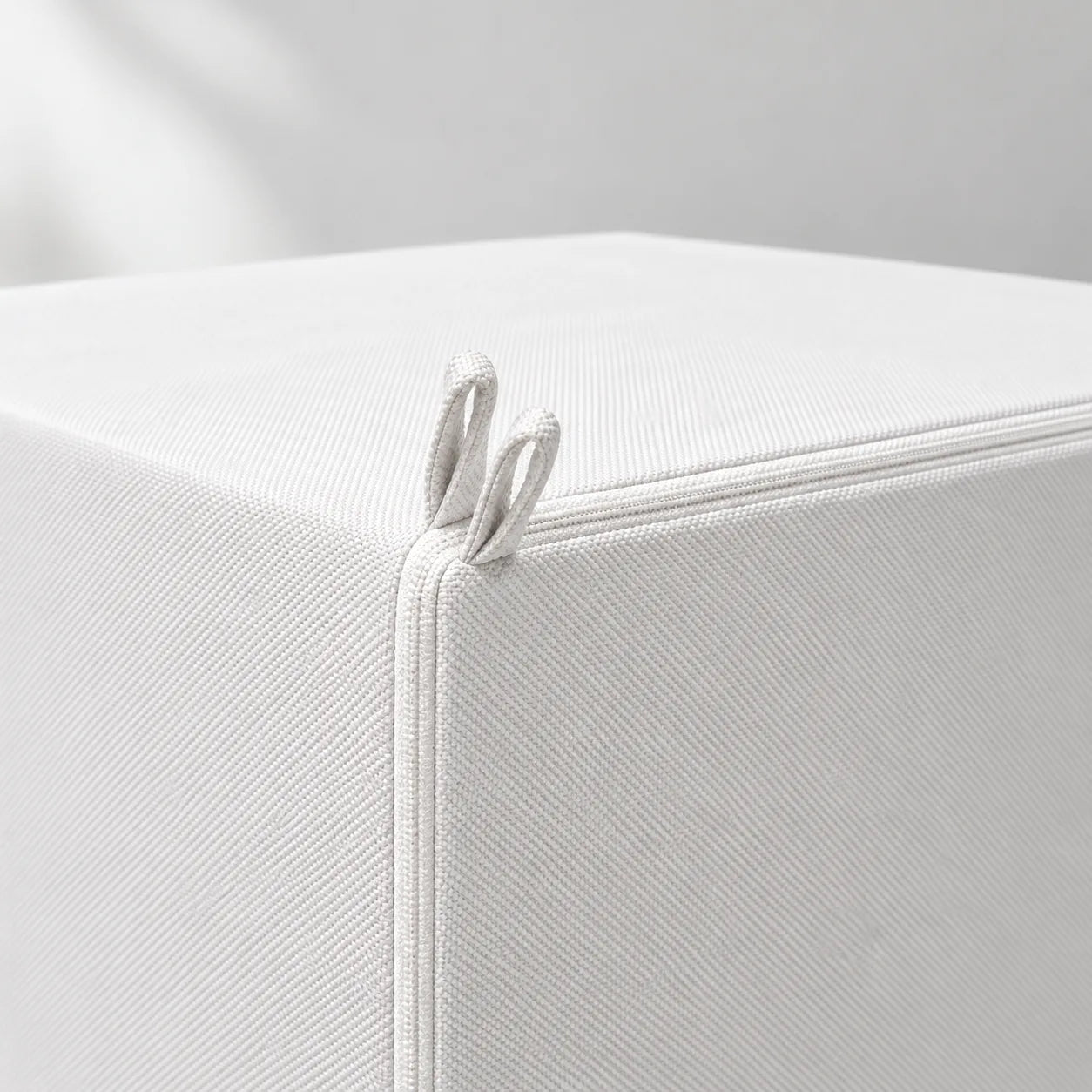 Weißer Sky Cube: Detailillustration von Reißverschluss und Stoffschlaufen.