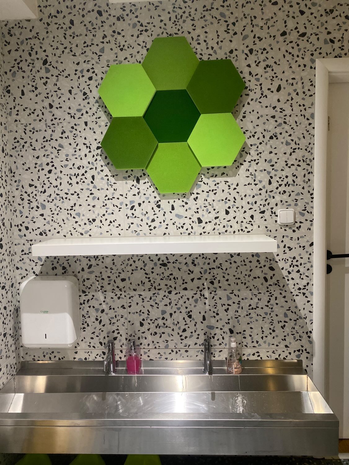 Daycare washroom with green Hexa absorbers above the washbasin