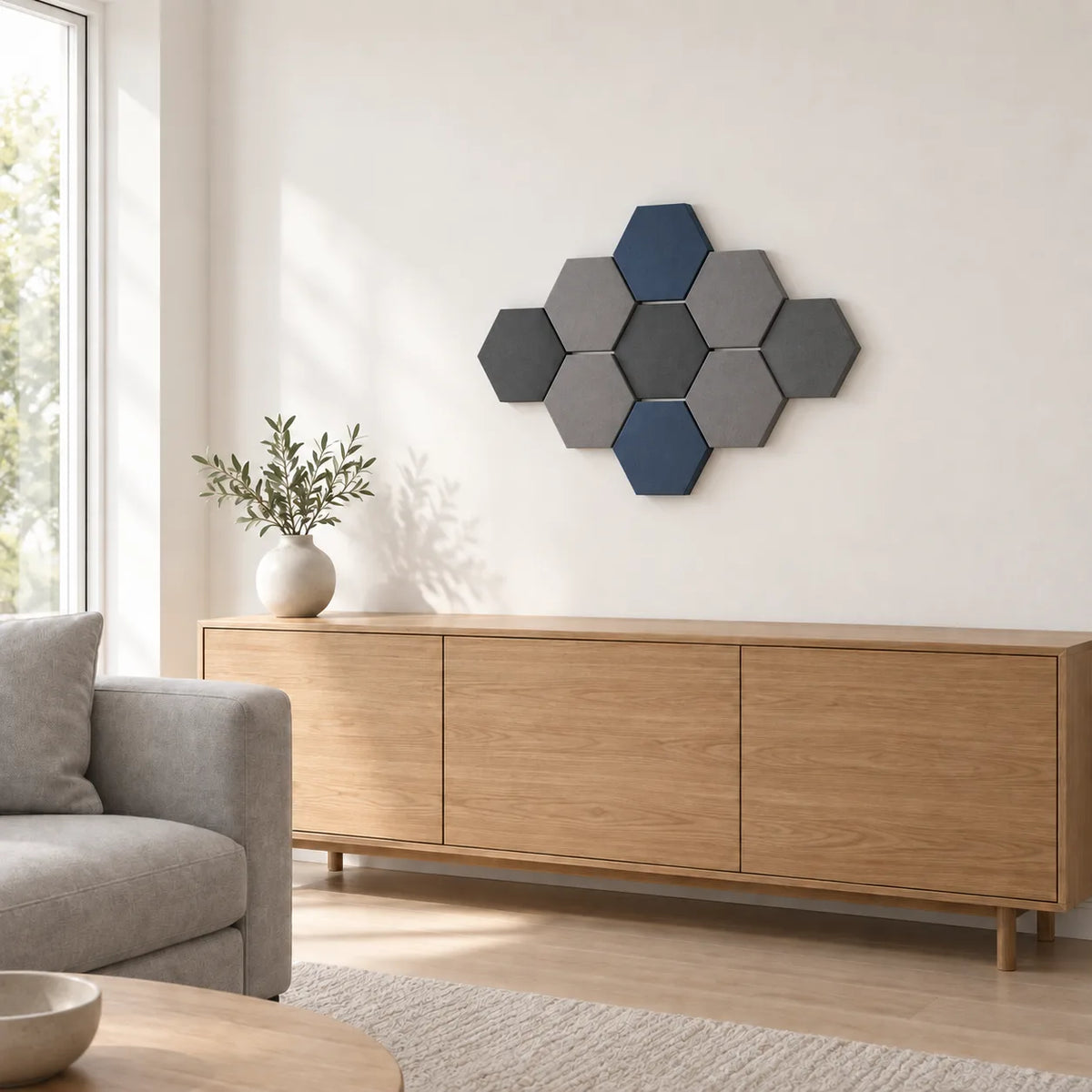 Velvet Hexa Dark Deepblue in modularer Anordnung über einem Sideboard.