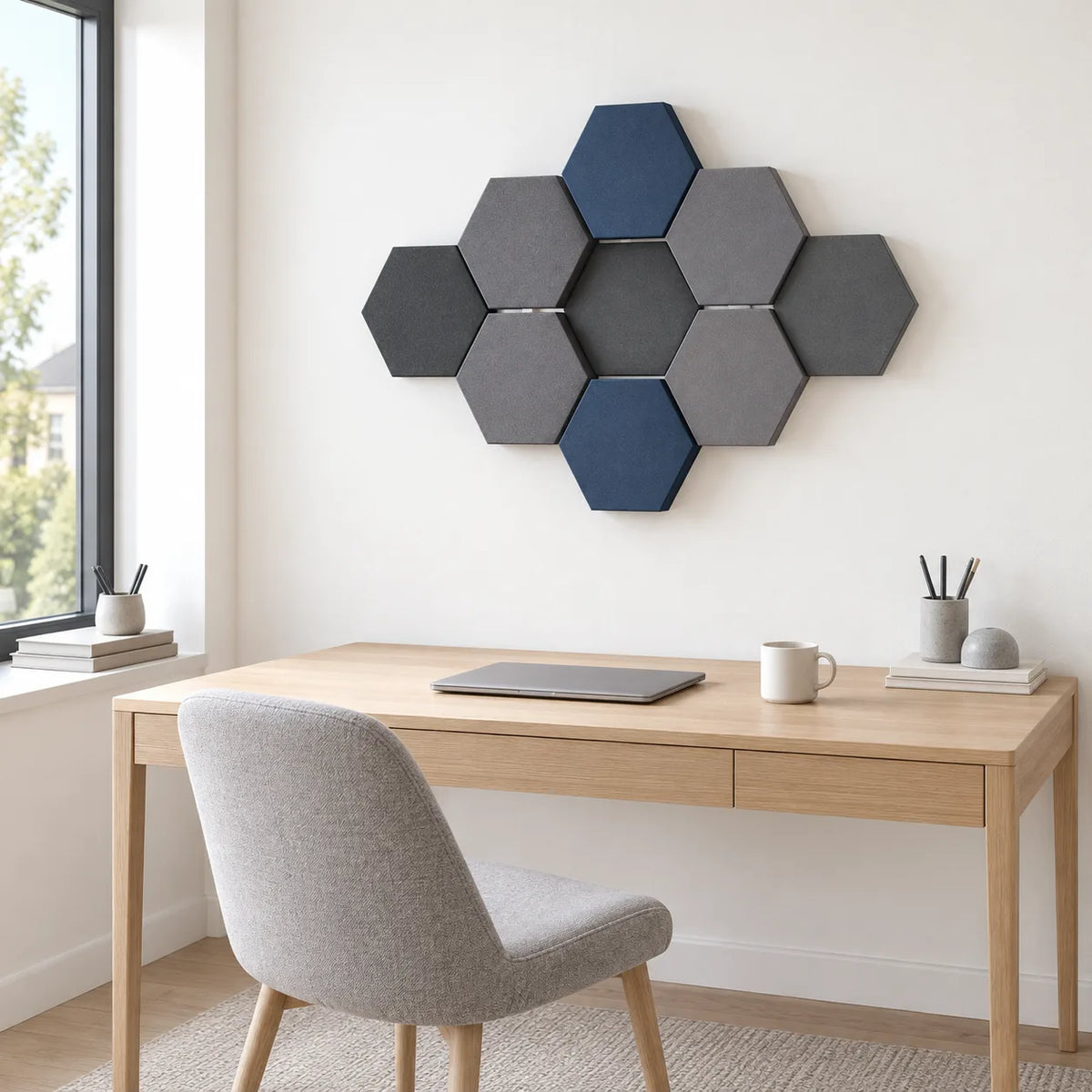 Velvet Hexa Dark Deepblue über einem Schreibtisch.