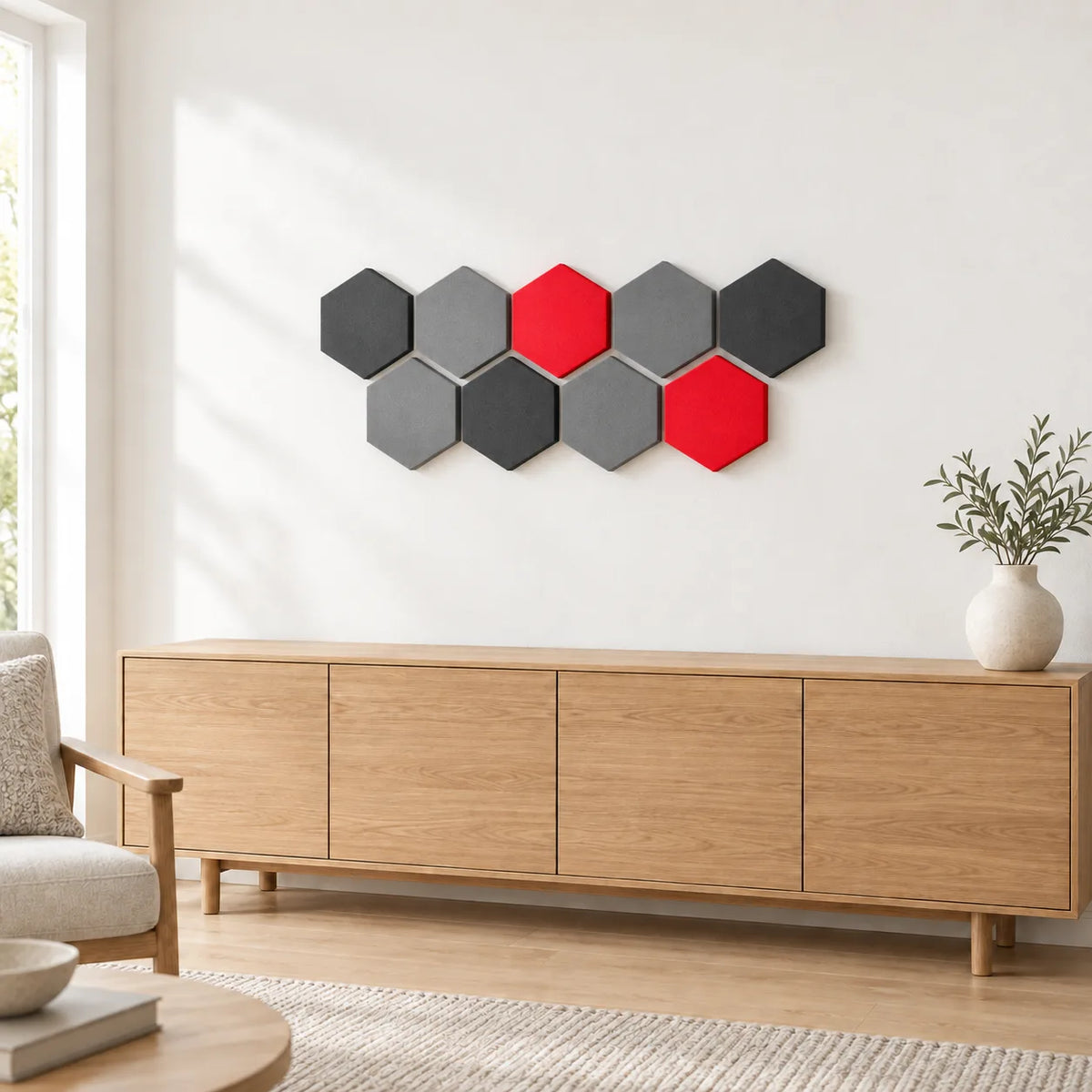 Velvet Hexa Dark Red in modularer Anordnung über einem Sideboard.