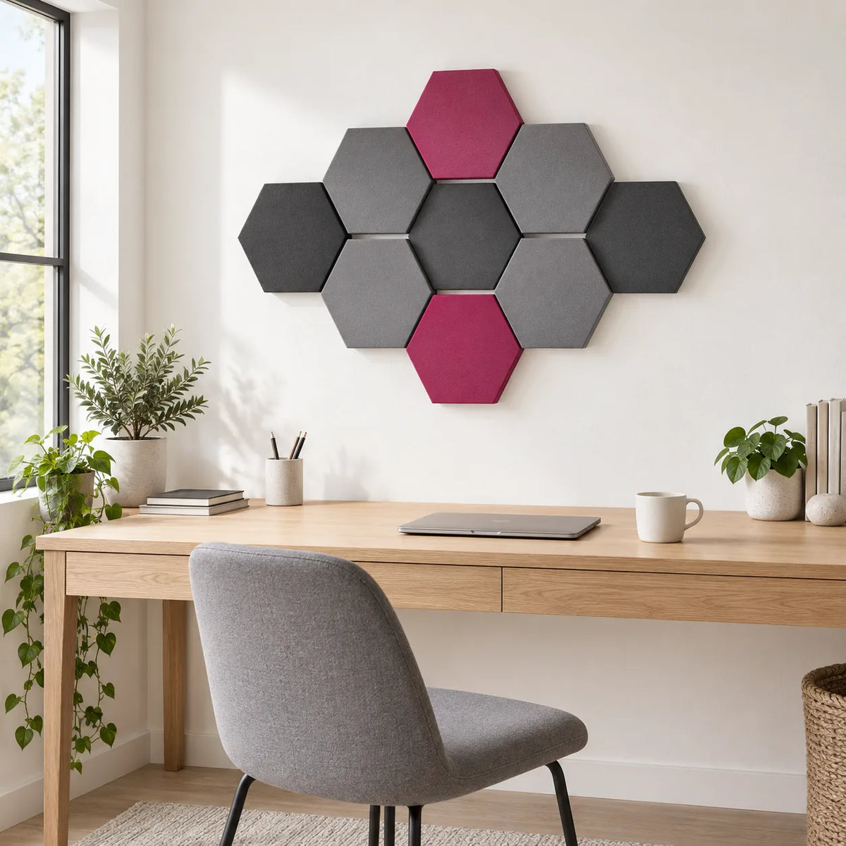 Velvet Hexa Dark Ruby über einem Schreibtisch.