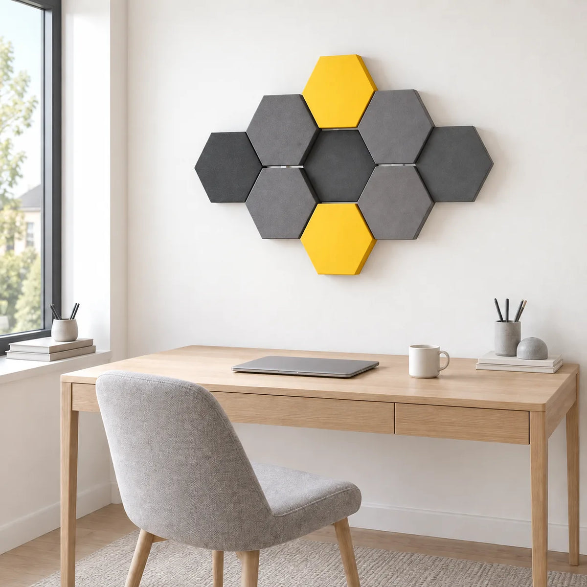 Velvet Hexa Dark Yellow in modularer Anordnung über einem Sideboard.
