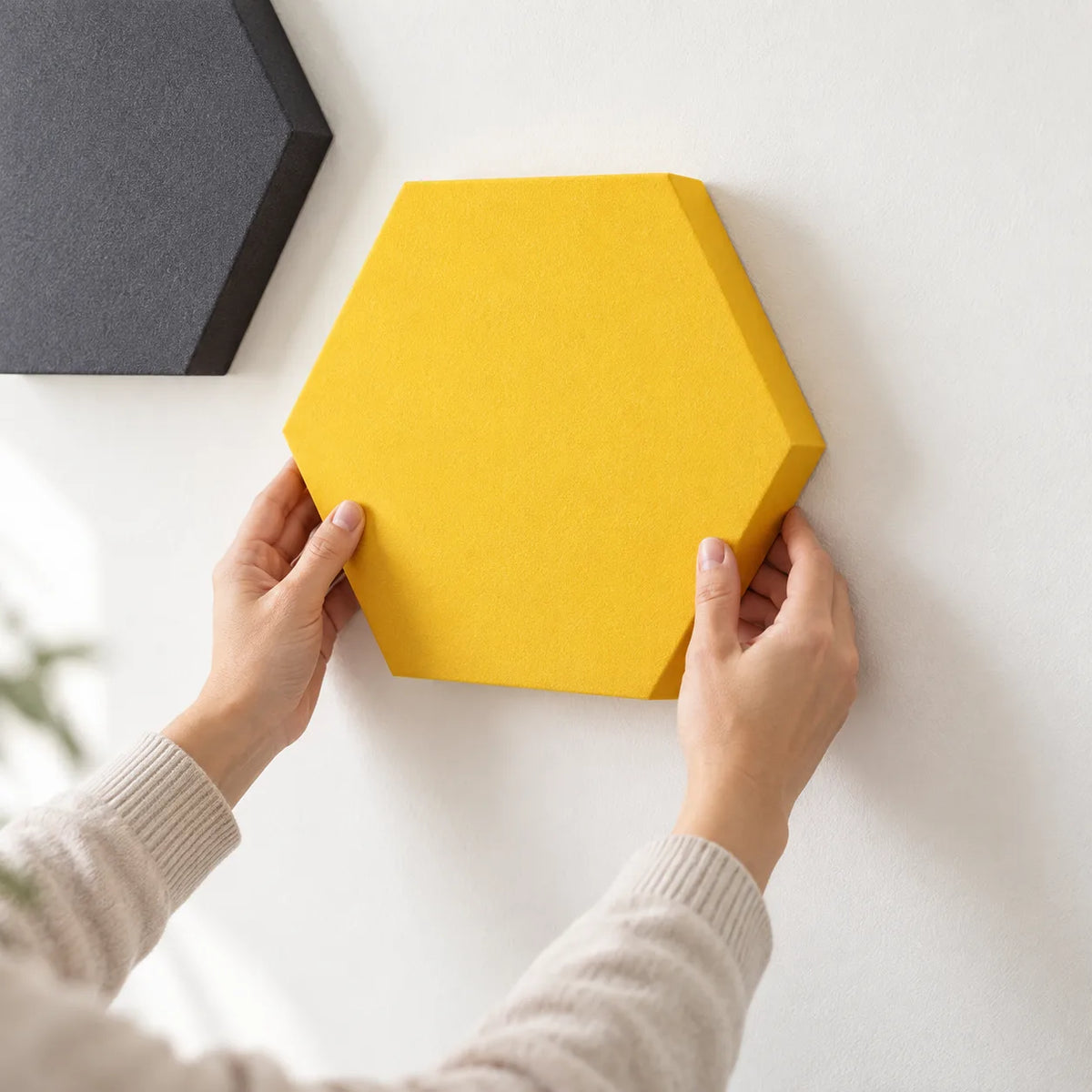 Einzelnes Yellow-Element wird an der Wand positioniert.