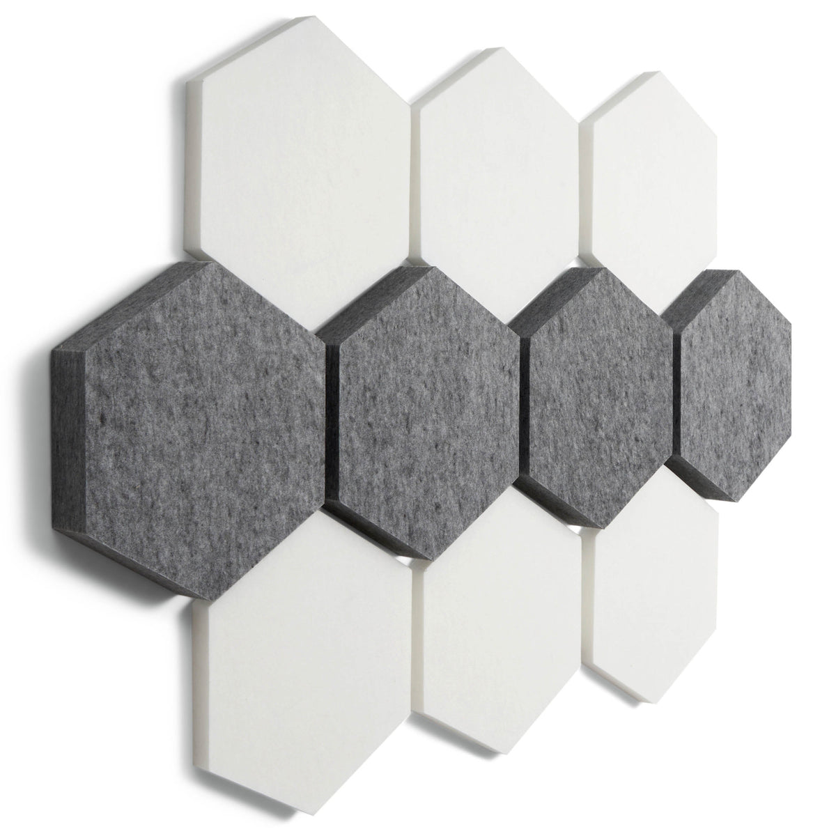 Fiber Hexa Set in Duo: Sechseck-Akustikelemente aus PET-Vlies in Weiß und Dunkelgrau meliert