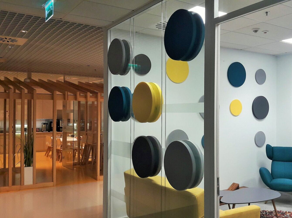 Fluffo Glass Dot in Grau und Gelb an einer Glaswand