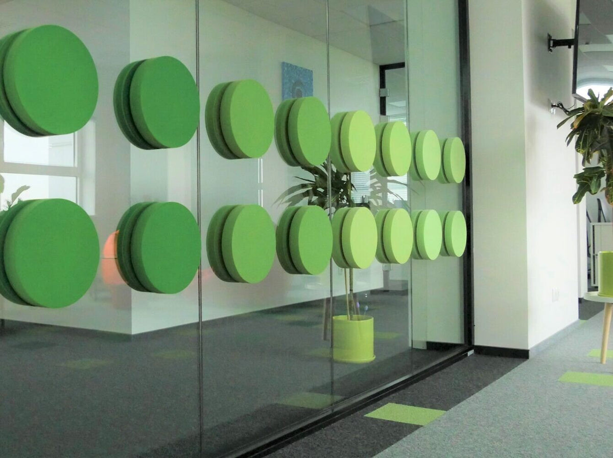 Fluffo Glass Dot in Grün an einer Glaswand im Büro