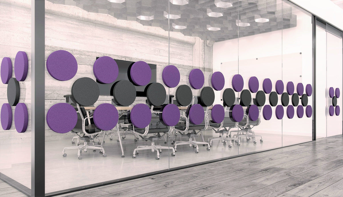 Fluffo Glass Dot in Violett an einer Glaswand im Großraumbüro