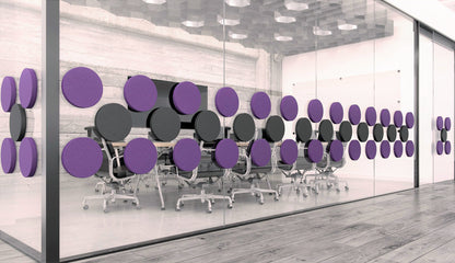 Fluffo Glass Dot in Violett an einer Glaswand im Großraumbüro