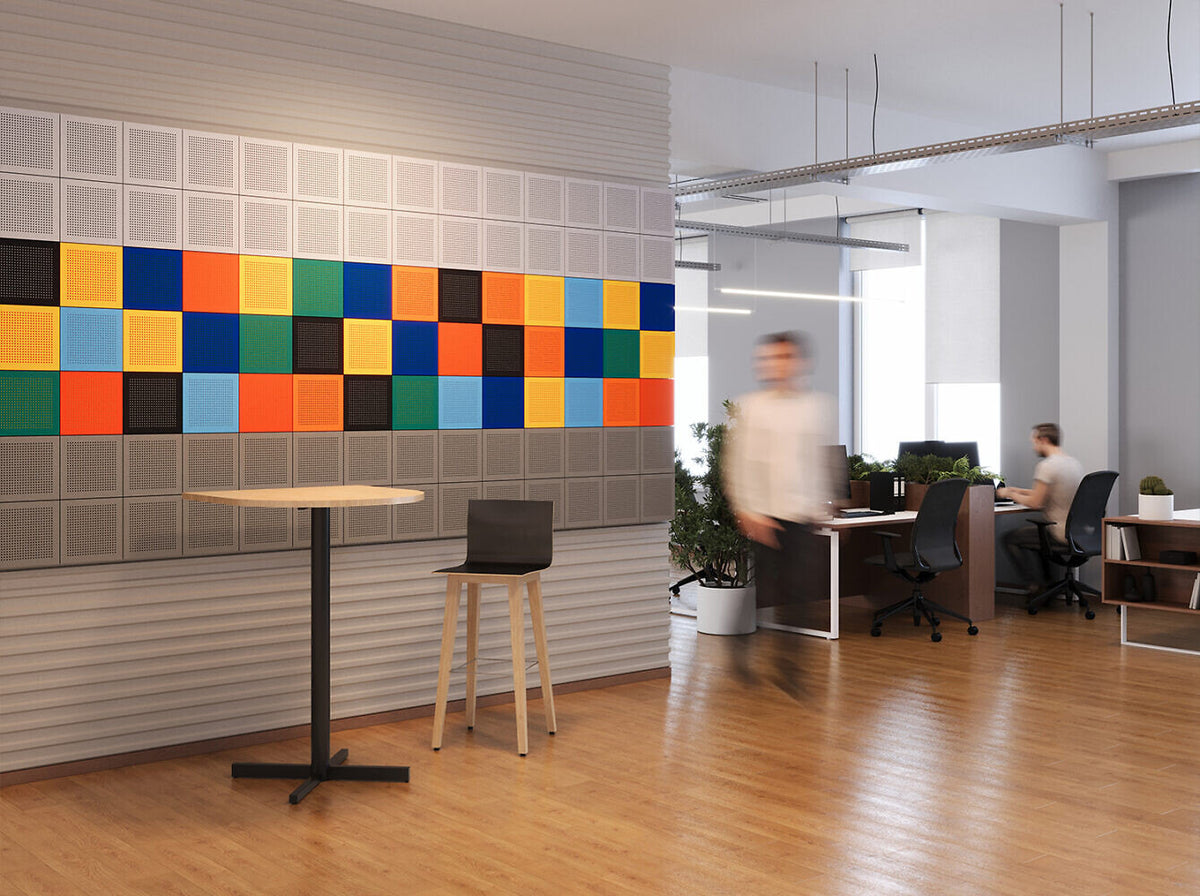 Fluffo Perfo Pixel S als bunte Wandfläche neben einem Stehtisch im Büro