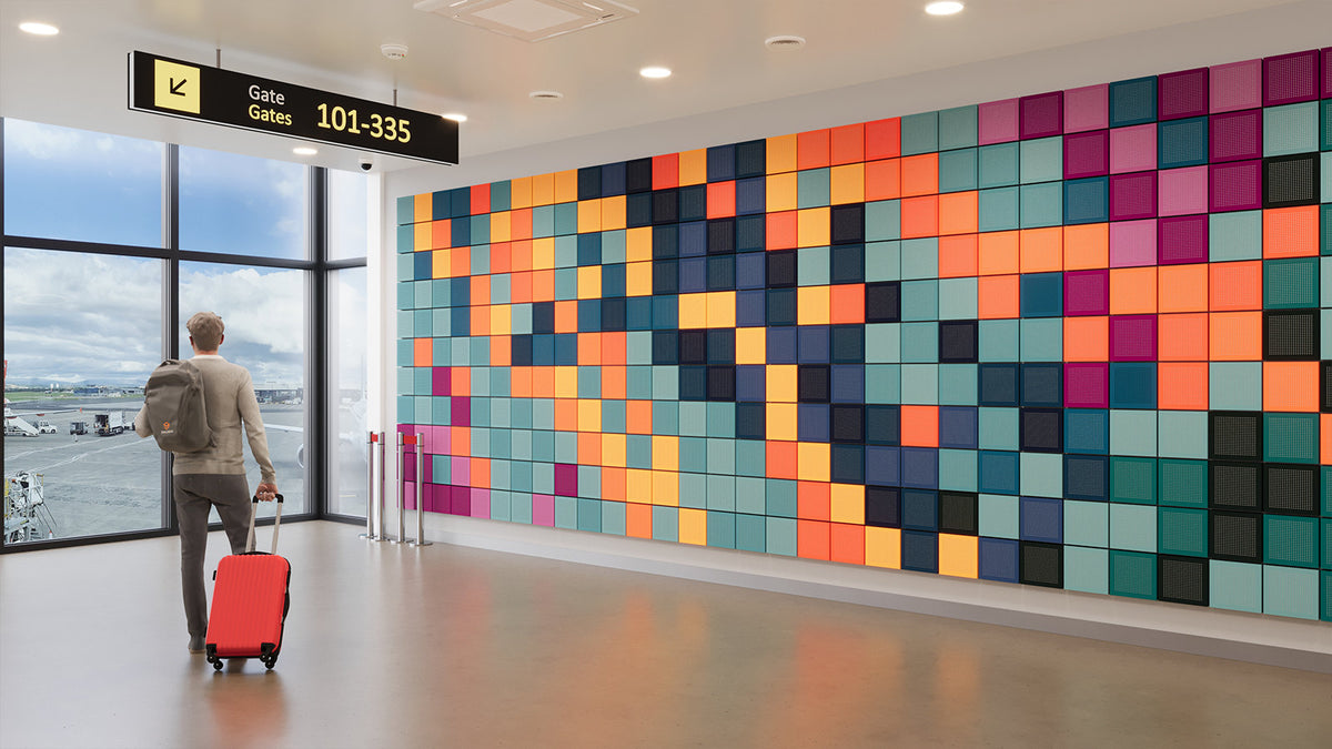 Fluffo Perfo Pixel S als bunte Wandfläche in einer Wartehalle