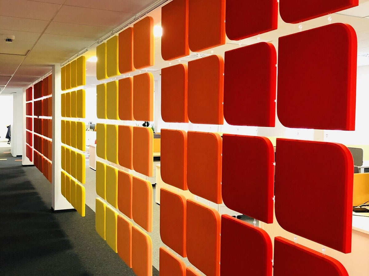 Nahansicht des Fluffo Web in Rot und Orange im Büro