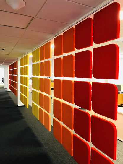 Fluffo Web von der Decke abgehängt im Büroflur, Rot und Gelb
