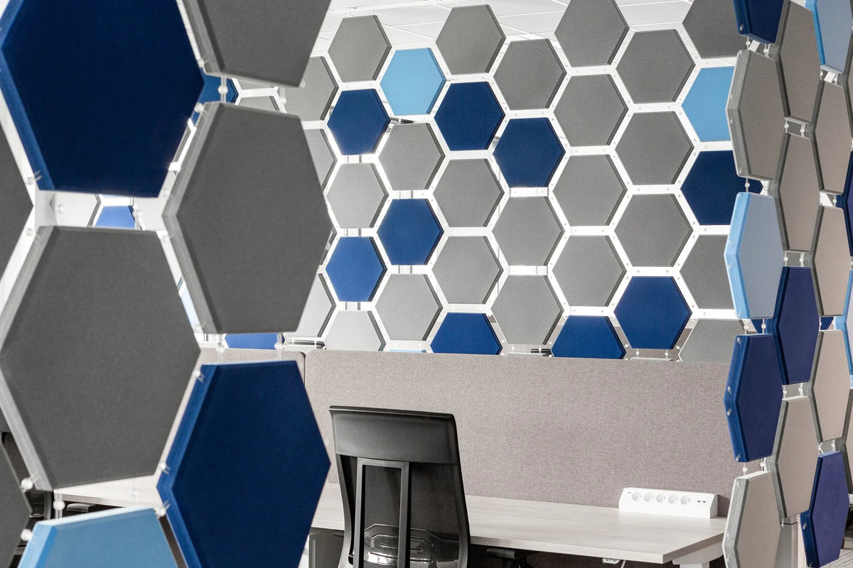 Fluffo Web Hexa in Blau und Grau als Raumteiler im Büro