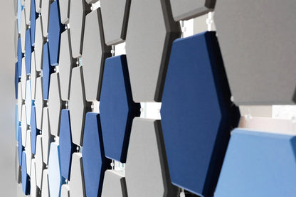 Fluffo Web Hexa: Samtoberfläche in Blau und Grau, nah