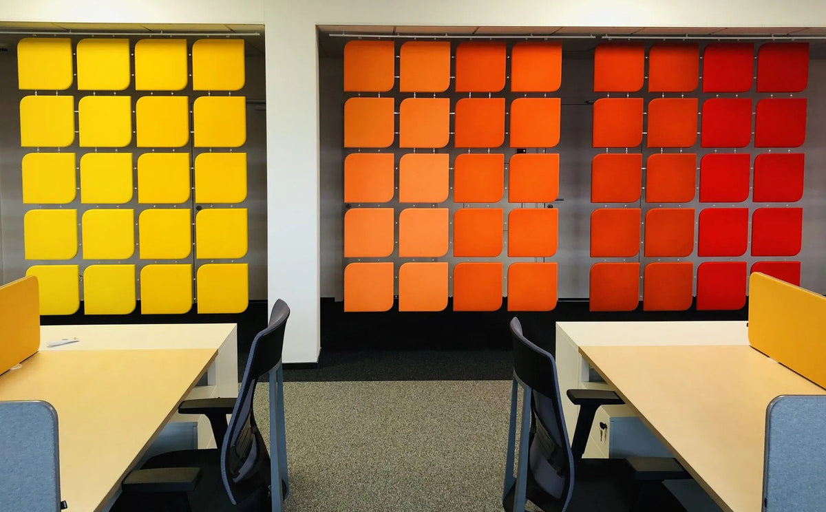 Fluffo Web hinter Schreibtischreihen, Gelb und Orange