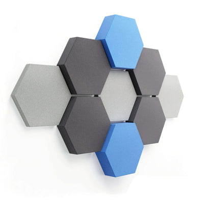 Velvet Hexa Light (9er-Set) in Blue: Sechseck-Anordnung aus hellgrauen, grauen und dunkelgrauen Paneelen mit zwei hellblauen Akzenten