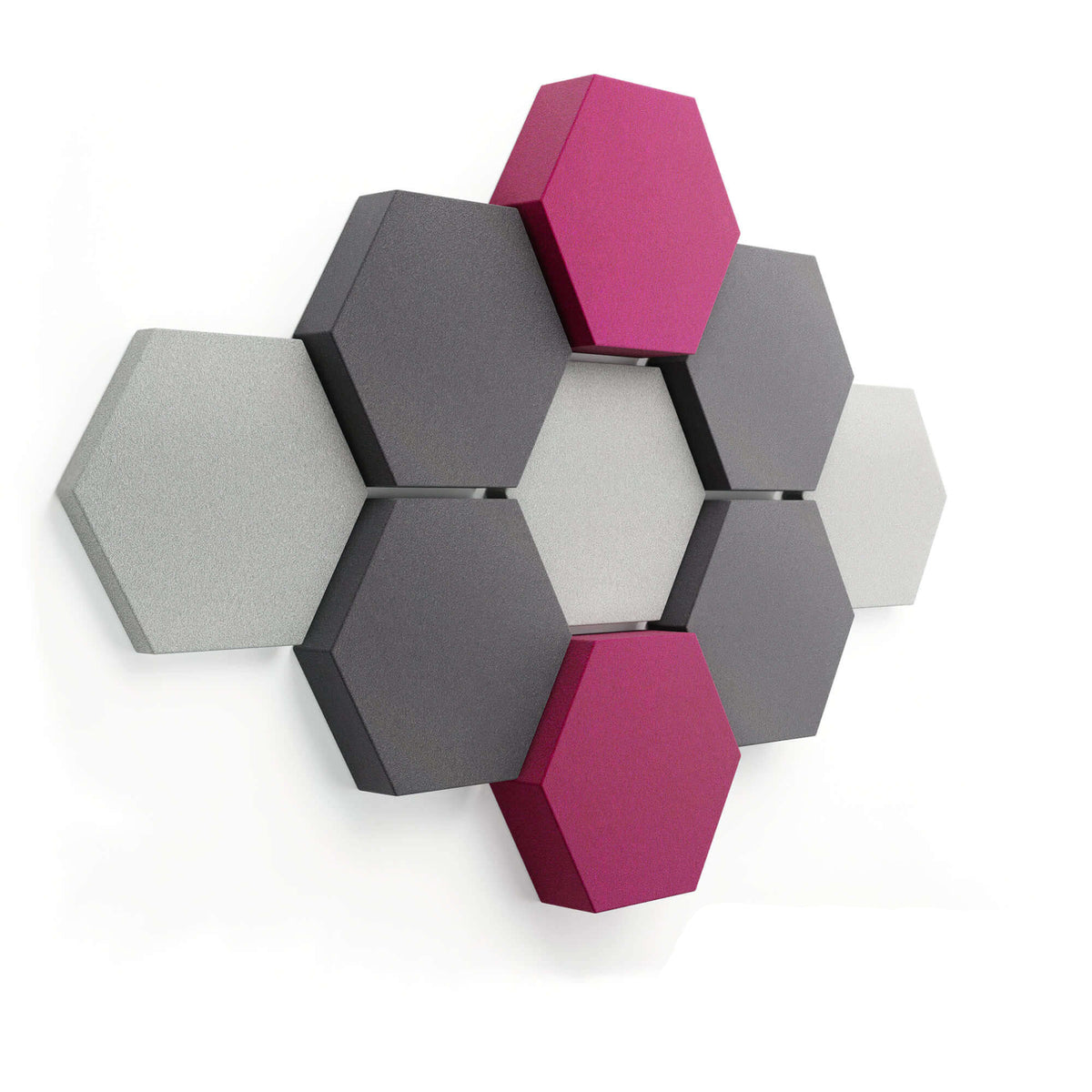 Velvet Hexa Light (9er-Set) in Ruby: Sechseck-Anordnung aus hellgrauen, grauen und dunkelgrauen Paneelen mit zwei rubinroten Akzenten