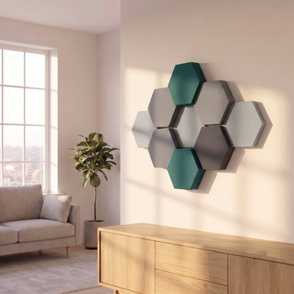 Velvet Hexa Light mit petrolgrünen Akzenten an der Wohnzimmerwand