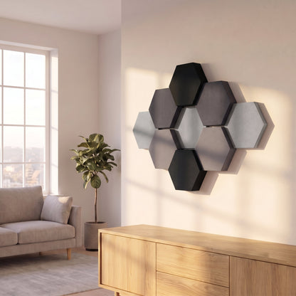 Velvet Hexa Light mit schwarzen Akzenten an der Wohnzimmerwand