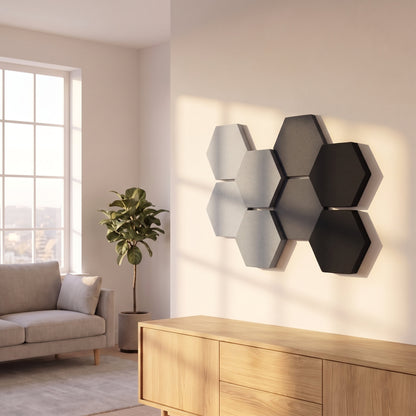 Velvet Hexa Shades in Grau- und Schwarztönen an der Wohnzimmerwand
