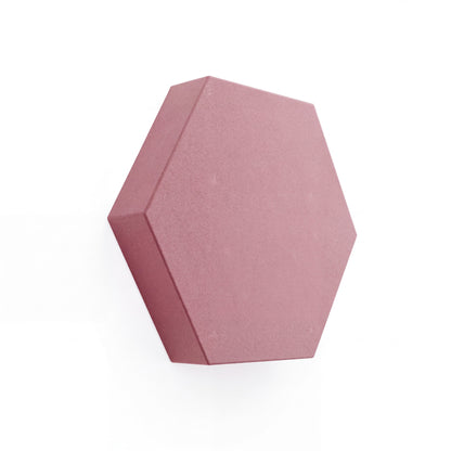 Velvet Hexa Akustikelement in Coral Pink, Sechseck mit Samtoberfläche, Schrägansicht