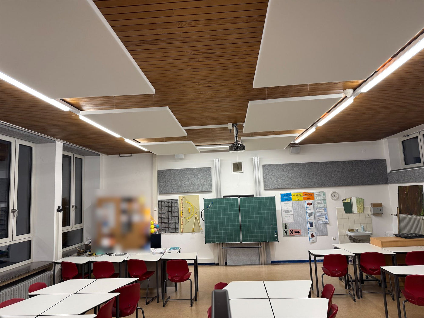 Die sechs Deckensegel innerhalb der Leuchtenleiste im tatsächlichen Raum
